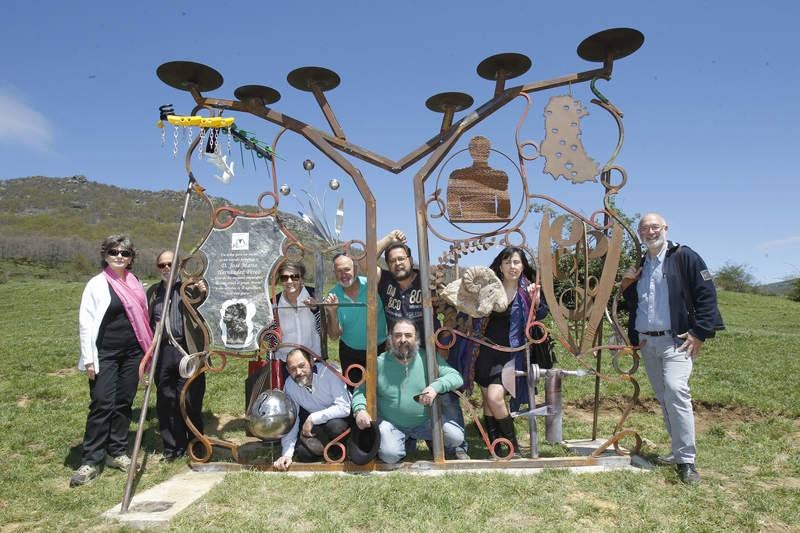 Una gran escultura recuerda a José María Hernández en la Senda de Ursi