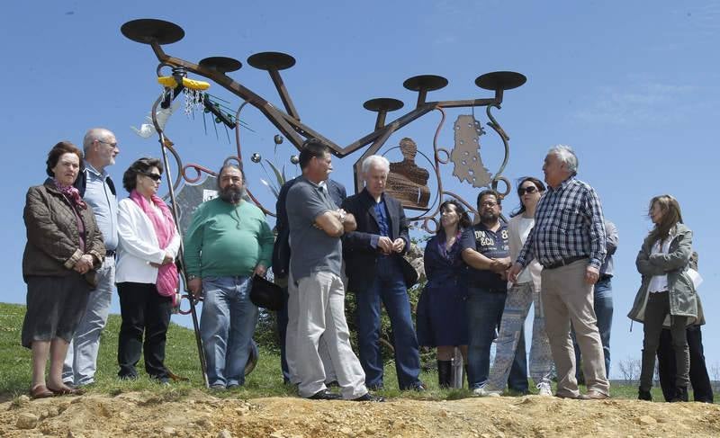 Una gran escultura recuerda a José María Hernández en la Senda de Ursi