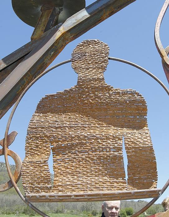 Una gran escultura recuerda a José María Hernández en la Senda de Ursi