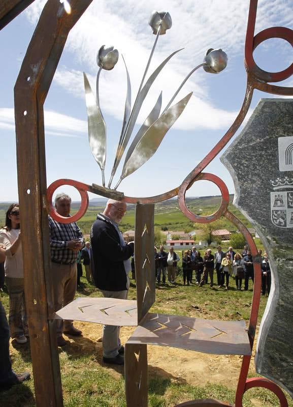 Una gran escultura recuerda a José María Hernández en la Senda de Ursi