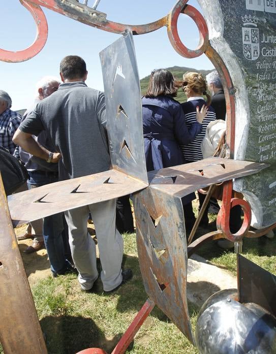 Una gran escultura recuerda a José María Hernández en la Senda de Ursi