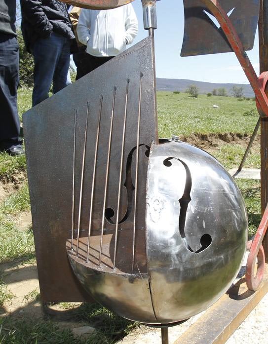 Una gran escultura recuerda a José María Hernández en la Senda de Ursi