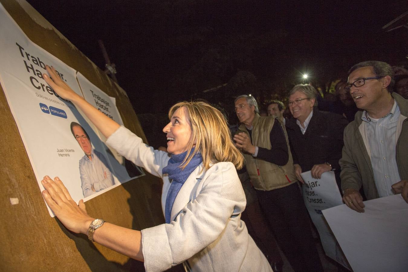Ávila. La número uno a las Cortes de Castilla y León por el PP de Ávila, Alicia García, inicia la campaña electoral con la pegada de carteles.