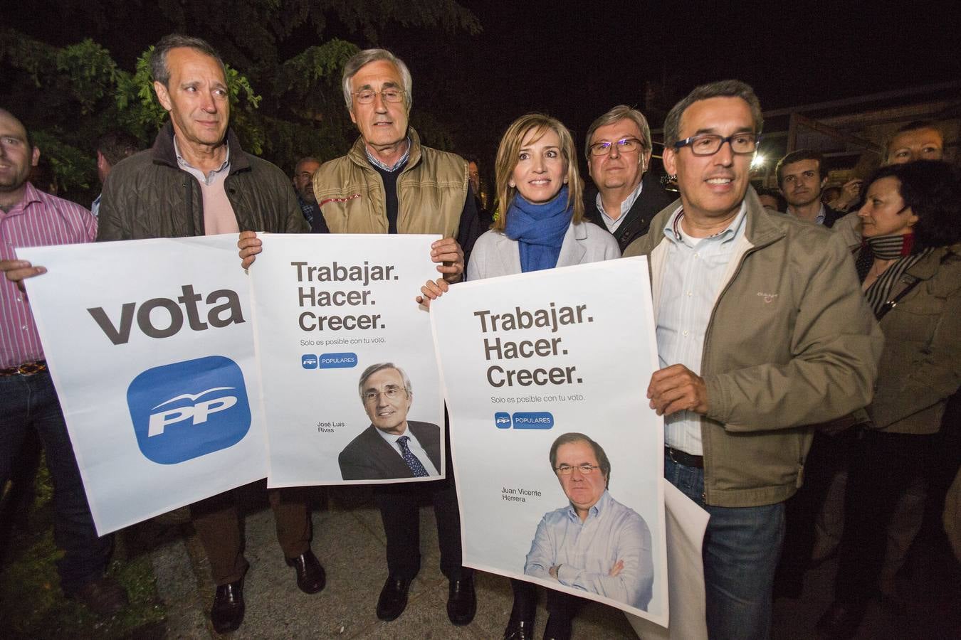 Ávila. La número uno a las Cortes de Castilla y León por el PP de Ávila, Alicia García, inicia la campaña electoral con la pegada de carteles. De I. a D. Pablo Luis Gómez, José Luis Rivas, Alicia García y Antolín Sanz