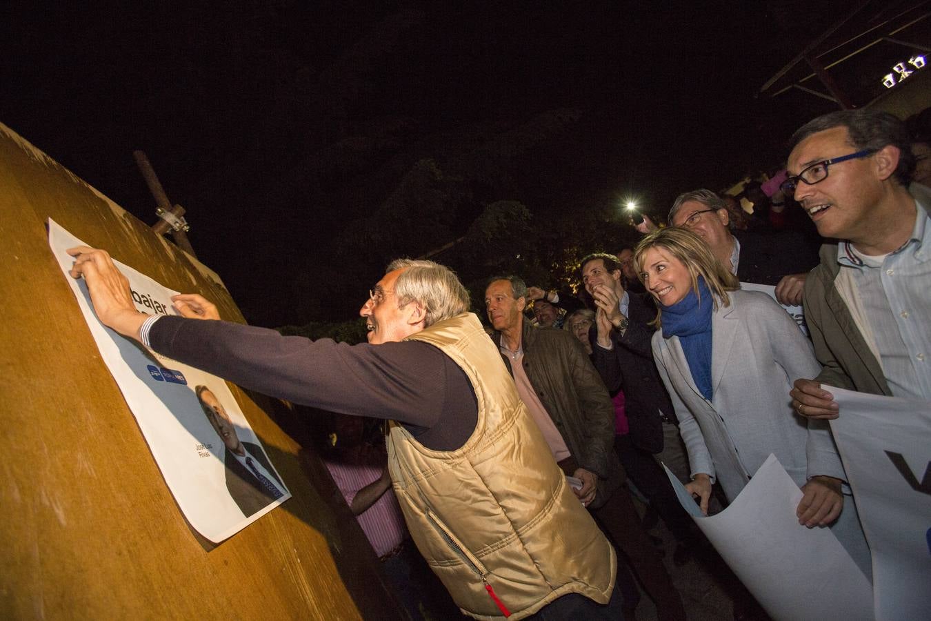 Ávila. El candidato número uno por el PP al ayuntamiento de Ávila, José Luis Rivas, durante la pegada de carteles. De I. a D. José Luis Rivas, Pablo Luis Gómez, Pablo Casado, Alicia García y Antolín Sanz.