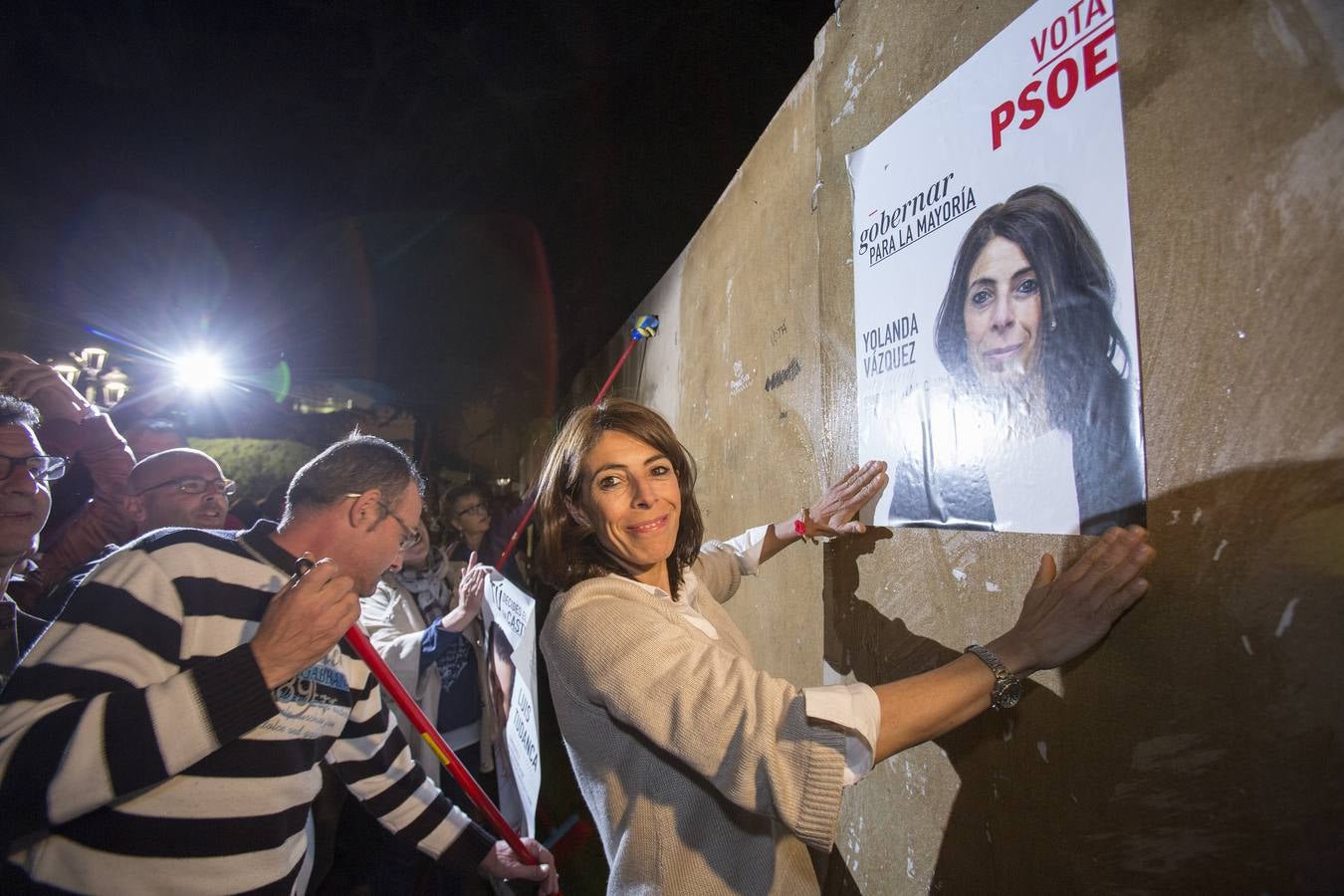 Ávila. La candidata número uno por el PSOE al ayuntamiento de Ávila, Yolanda Vázquez, durante la pegada de carteles