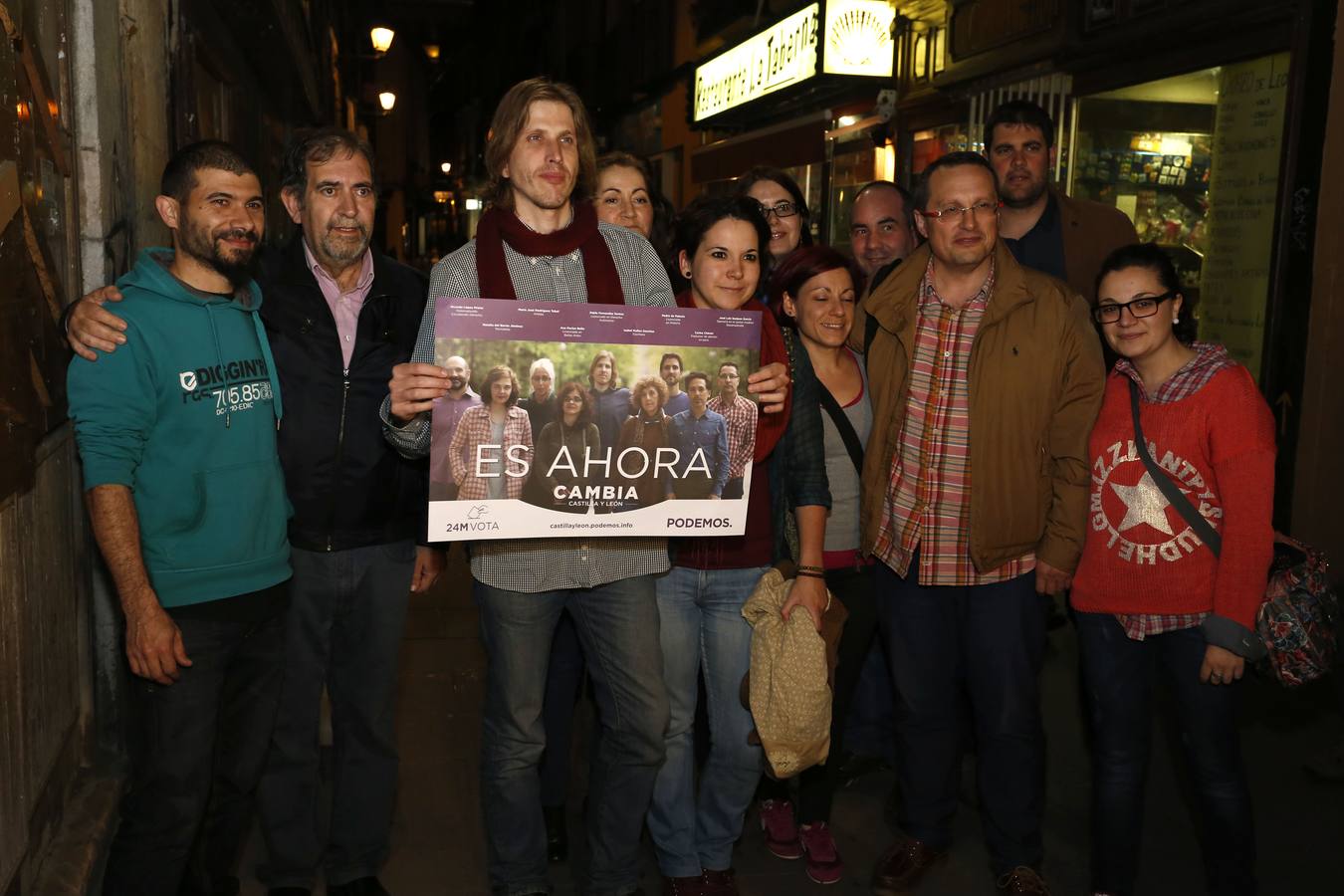 León. El candidato a la Presidencia de la Junta por Podemos, Pablo Fernández, inicia la campaña electoral con la tradicional pegada de carteles en la capital leonesa.