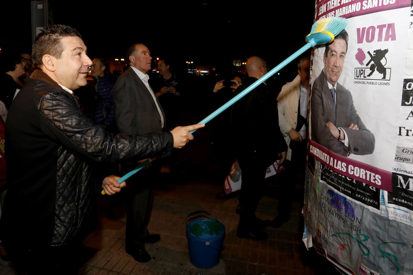 León. El número uno a las Cortes de Castilla y León por la UPL, Luis Mariano Santos, inicia la campaña electoral con la tradicional pegada de carteles en la capital leonesa.