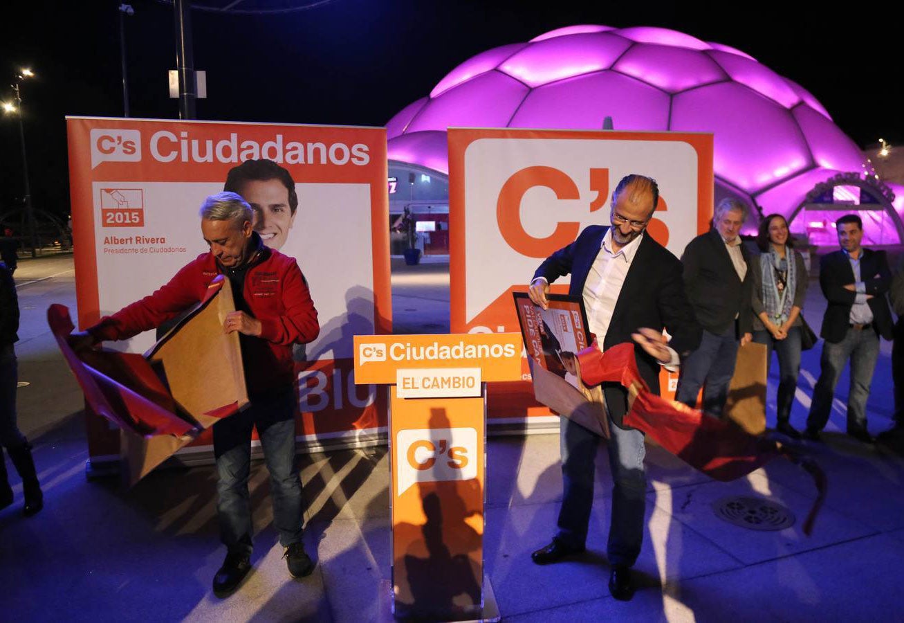 Valladolid. El candidato a la presidencia de la Junta por Ciudadanos, Luis Fuentes, comienza la campaña con la pegada de carteles en la Plaza del Milenio de Valladolid, junto al candidato a la alcaldía de Valladolid, Jesús Presencio(I).