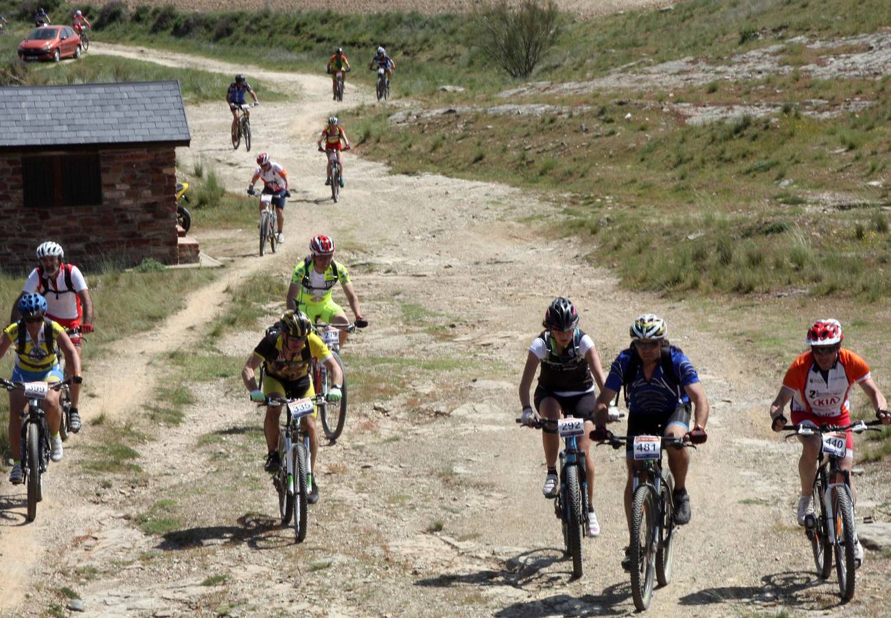Más de 500 aficionados a la bicicleta de montaña participan en la Navabike de Nava de la Asunción (Segovia)