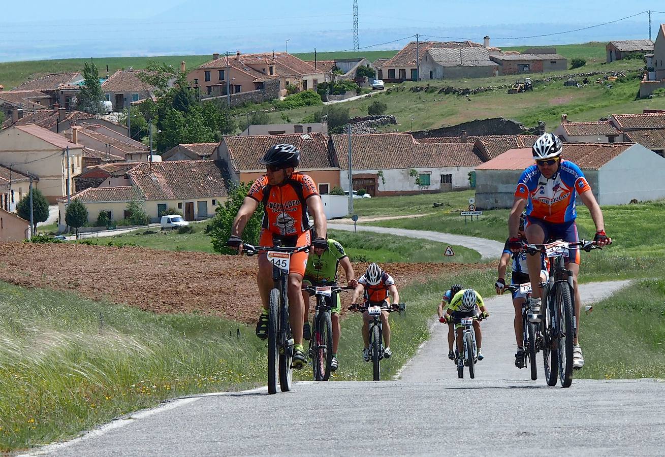 Más de 500 aficionados a la bicicleta de montaña participan en la Navabike de Nava de la Asunción (Segovia)