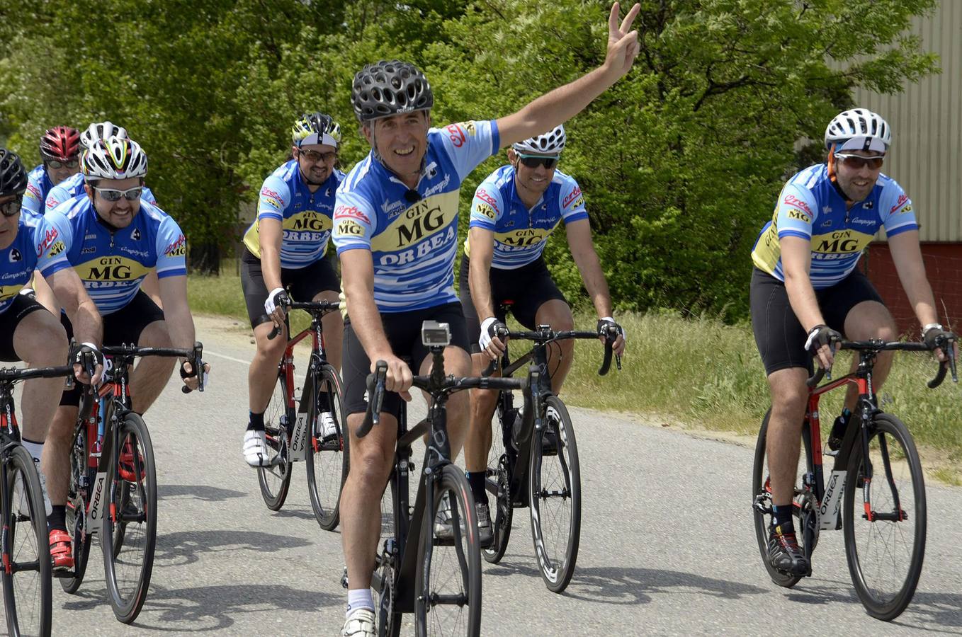 El exciclista Pedro Delgado celebra con amigos el triunfo épico de la etapa con la que consiguió el jersey amarillo en 1985