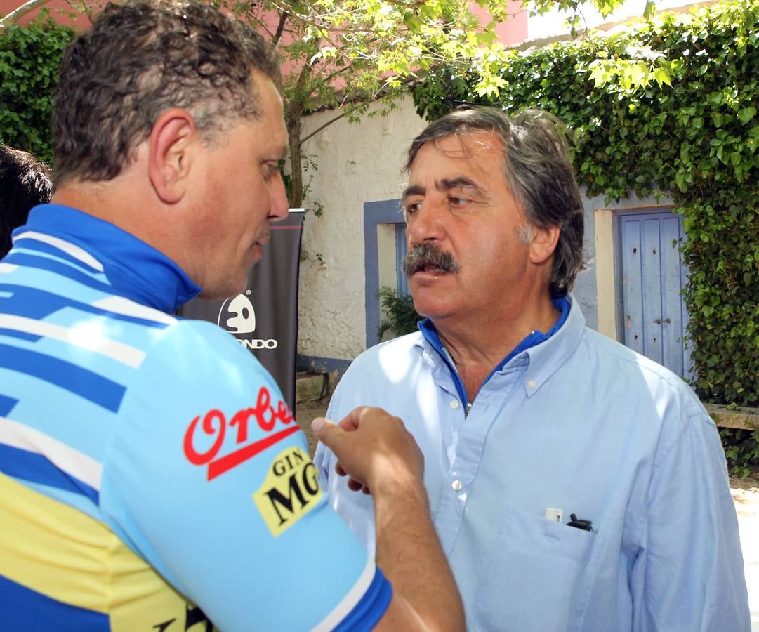 El exciclista Pedro Delgado celebra con amigos el triunfo épico de la etapa con la que consiguió el jersey amarillo en 1985