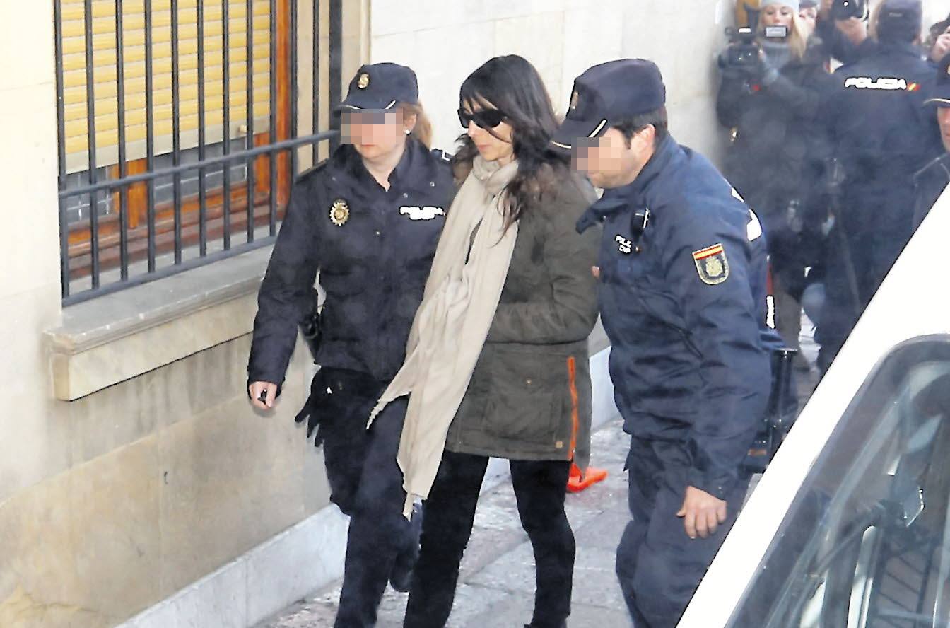 28.01.15 La policía local presuntamente implicada en el asesinato de Isabel Carrasco, Raquel Gago, acude a declarar a la Audiencia Provincial de León.