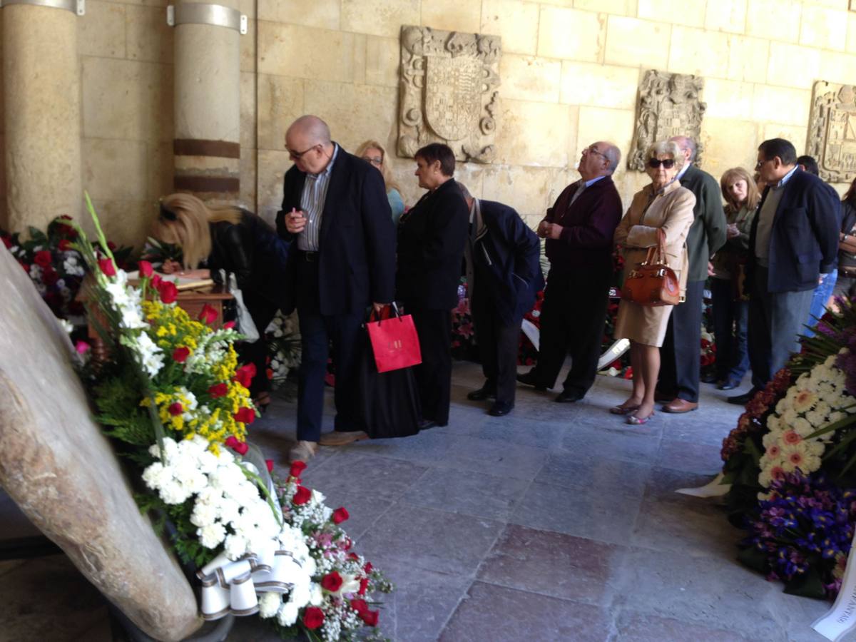 13.05.14 Ciudadanos firman en el libro de condolencias en la Diputacion de León en la capilla ardiente de Isabel Carrasco.