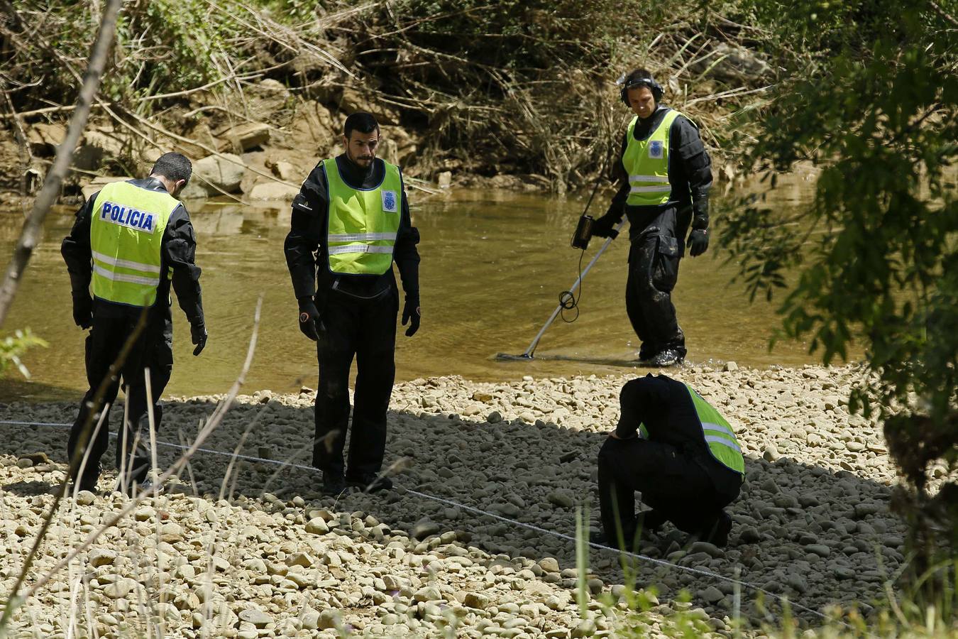 13.05.14 Agentes de la policía científica buscan el arma homicida y los cartuchos de balas bajo el puente en el que tuvo lugar el crimen.