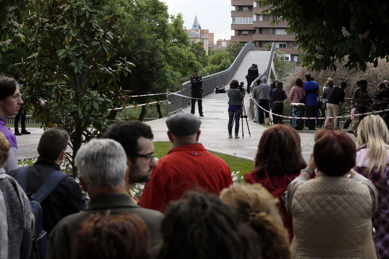Vecinos de la capital leonesa junto al puente sobre el río Bernesga en el que fue asesinada la presidenta de la Diputación.