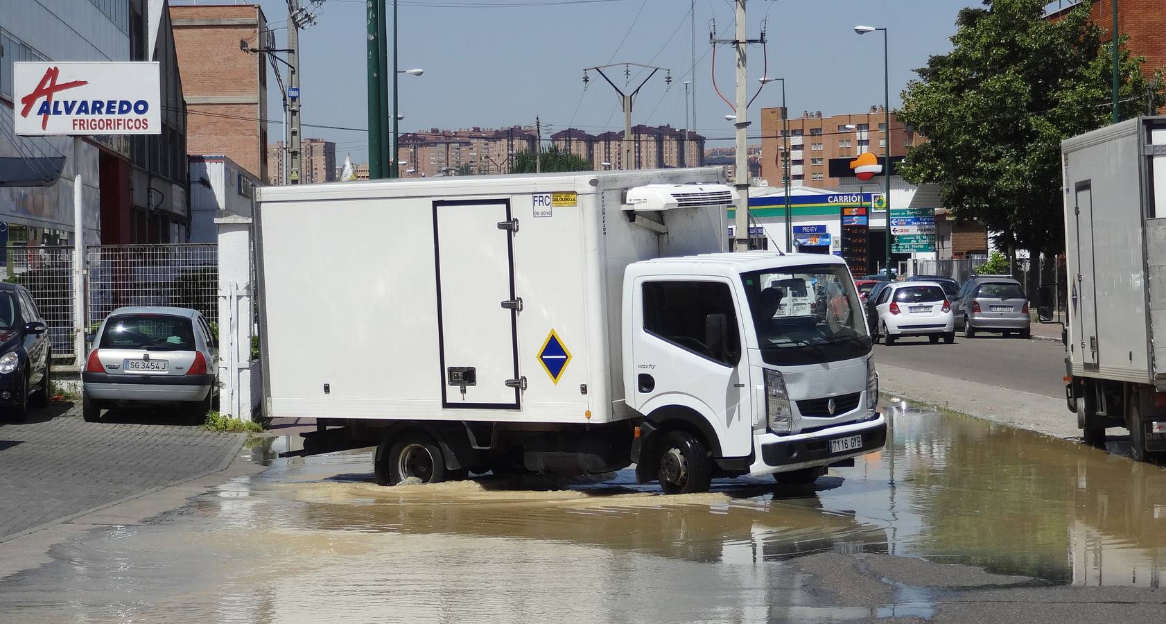 Reventón de una tubería en el polígono de Argales