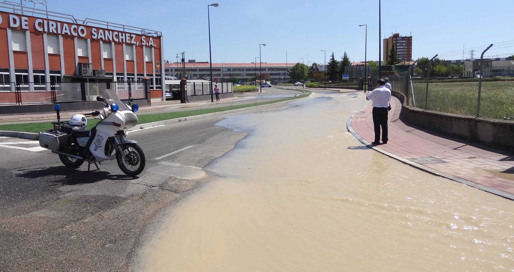 Reventón de una tubería en el polígono de Argales