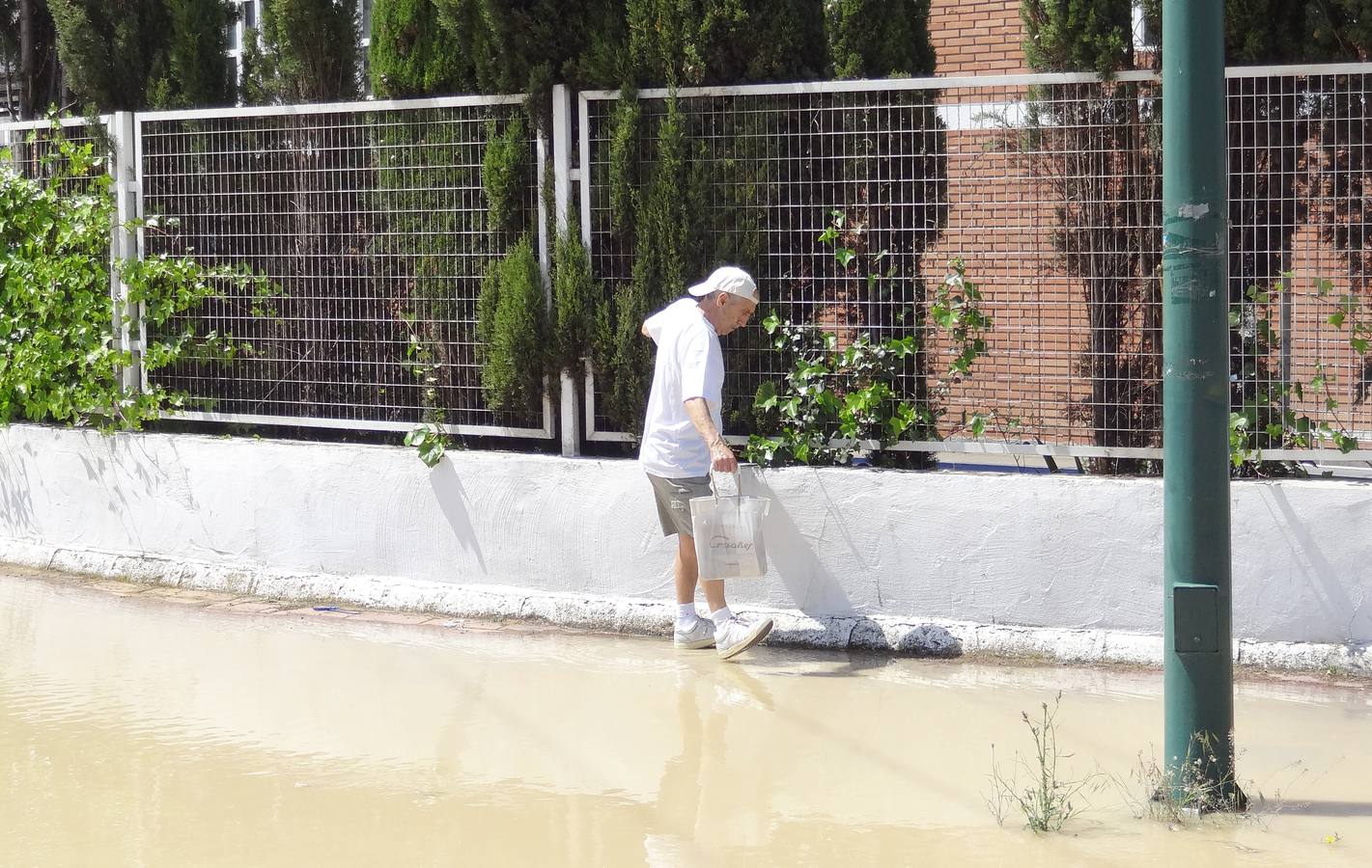 Reventón de una tubería en el polígono de Argales
