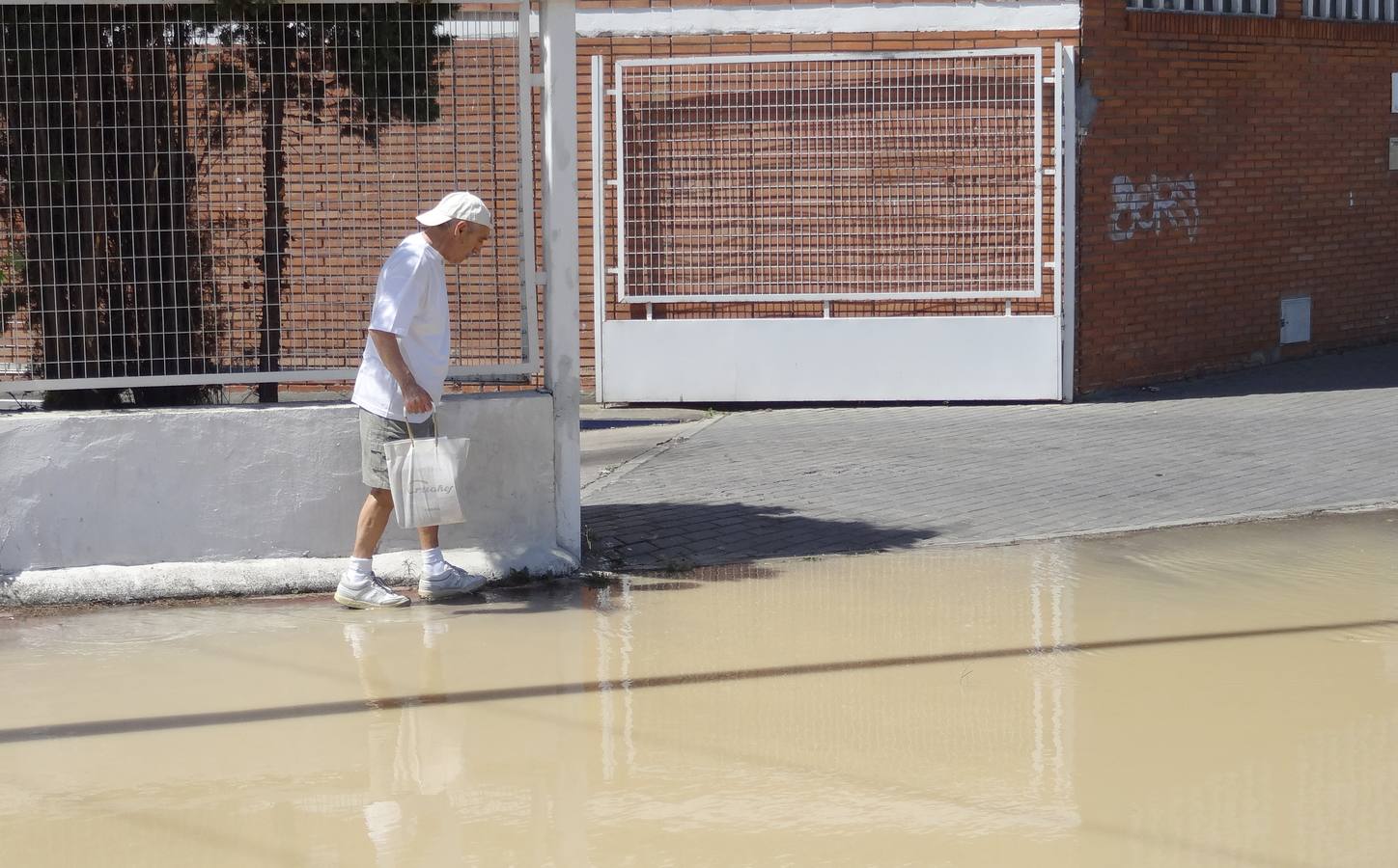 Reventón de una tubería en el polígono de Argales