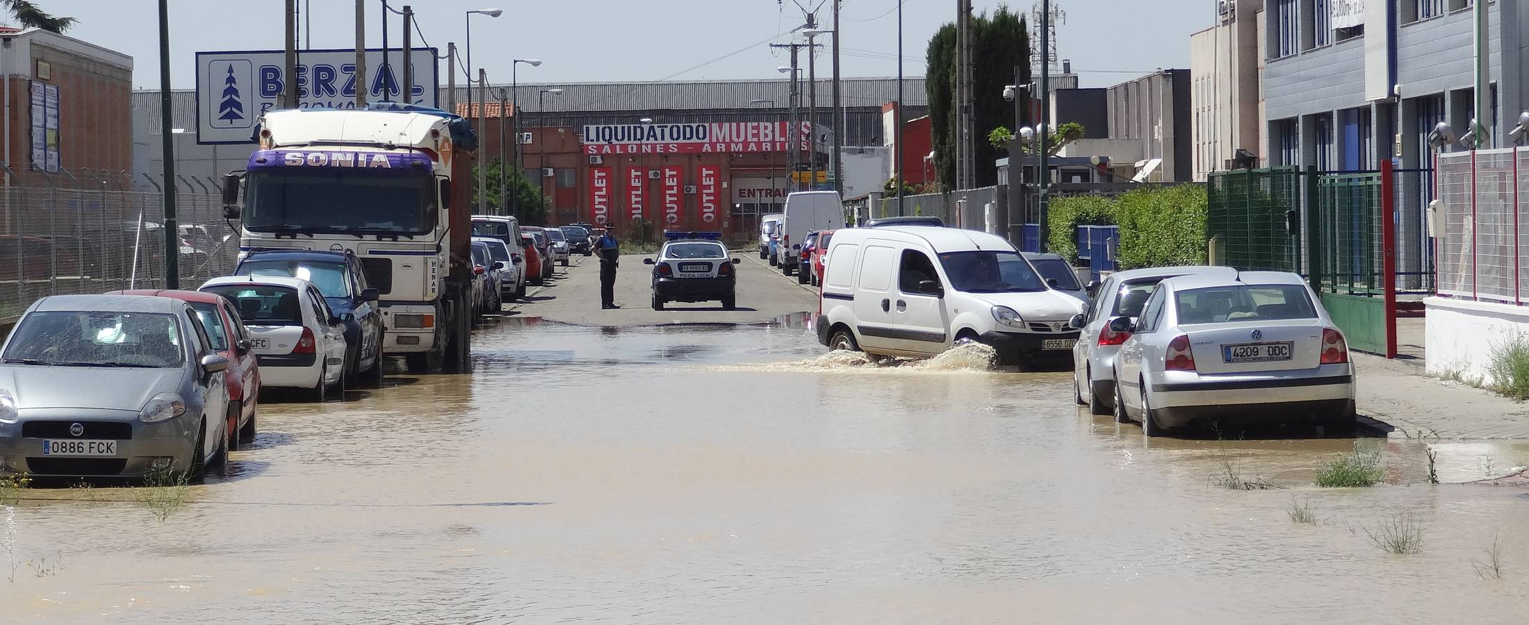 Reventón de una tubería en el polígono de Argales