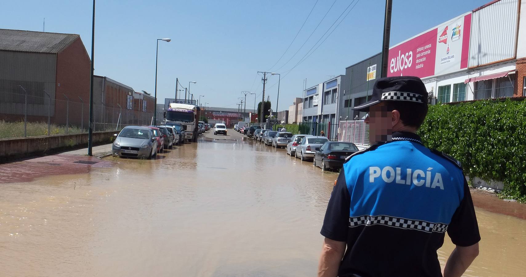 Reventón de una tubería en el polígono de Argales