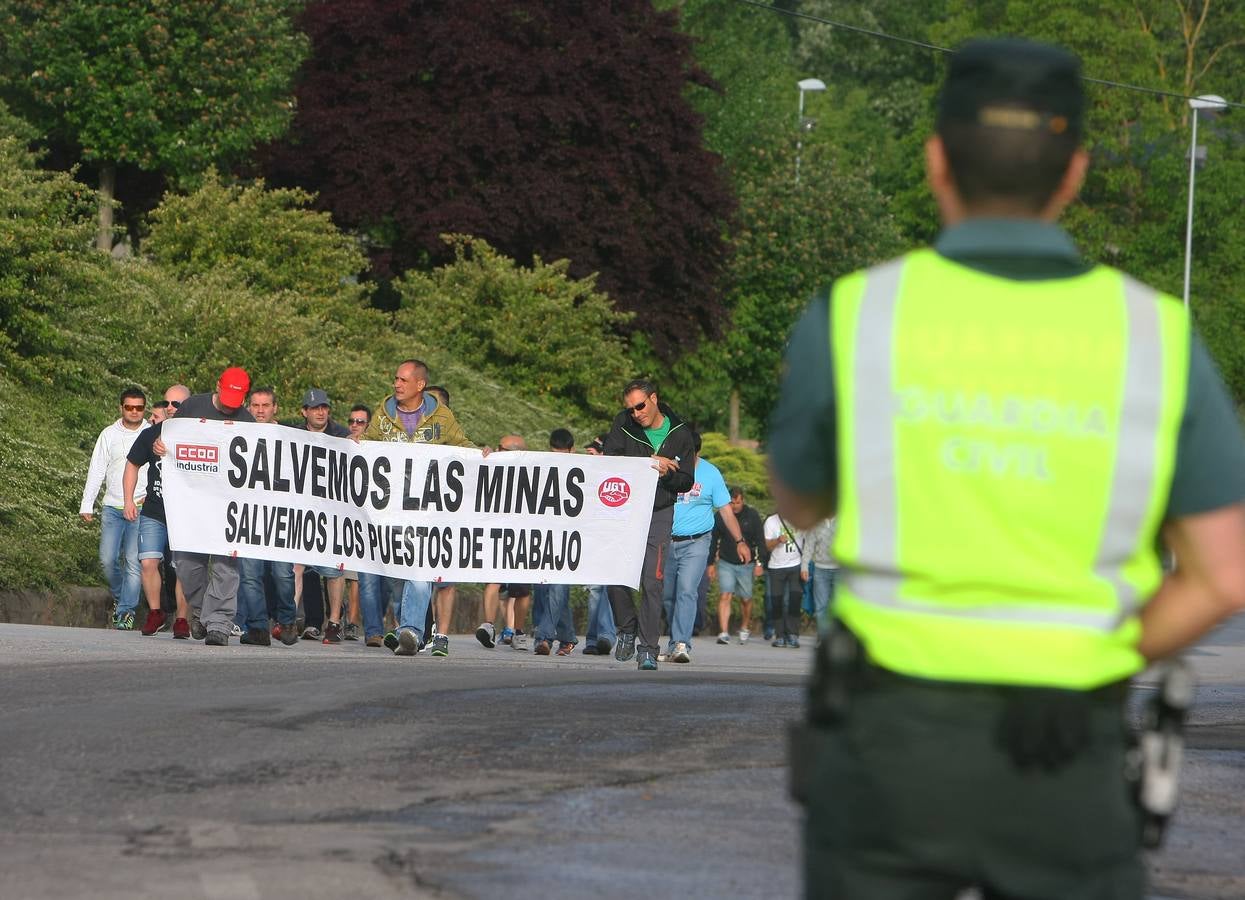 Concentración de mineros a las puertas de la central térmica de Cubillos del Sil (León)