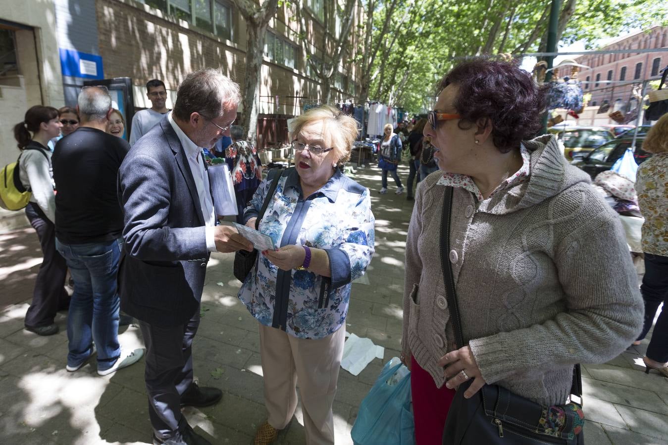 Manuel Saravia, de Valladolid Toma la Palabra, reparte folletos en un mercadillo en el Paseo del Prado de la Magdalena