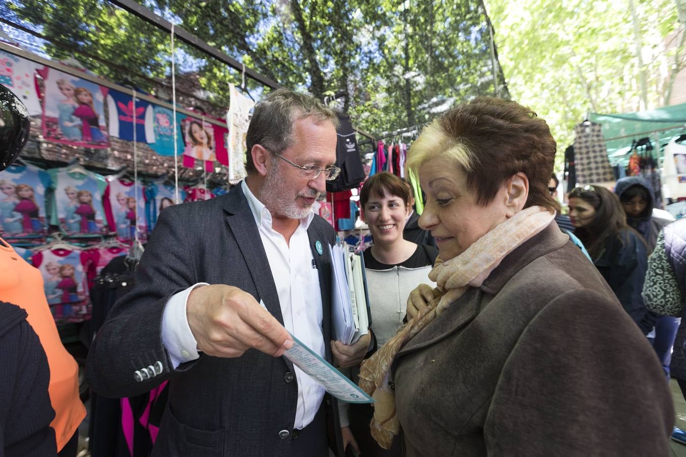 Manuel Saravia, de Valladolid Toma la Palabra, reparte folletos en un mercadillo en el Paseo del Prado de la Magdalena