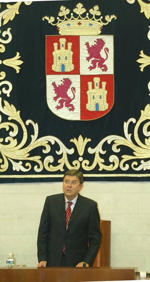 El nuevo presidente de las Cortes de Castilla y León, José Manuel Fernández Santiago, preside el pleno de constitución de la Cámara.