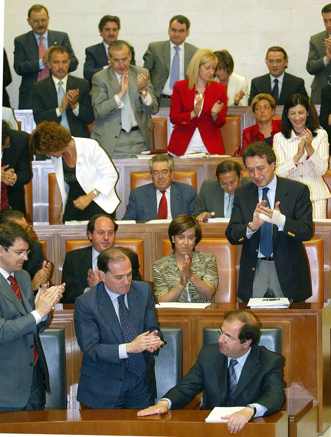 Juan Vicente Herrera (d) recibe la ovación de los procuradores del PP tras su discurso de investidura en las Cortes como candidato a la Presidencia de la Junta de Castilla y León.