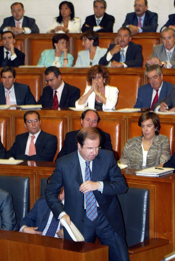 Juan Vicente Herrera se dirige al estrado para iniciar su discurso de investidura en las Cortes como candidato a la Presidencia de la Junta de Castilla y León.