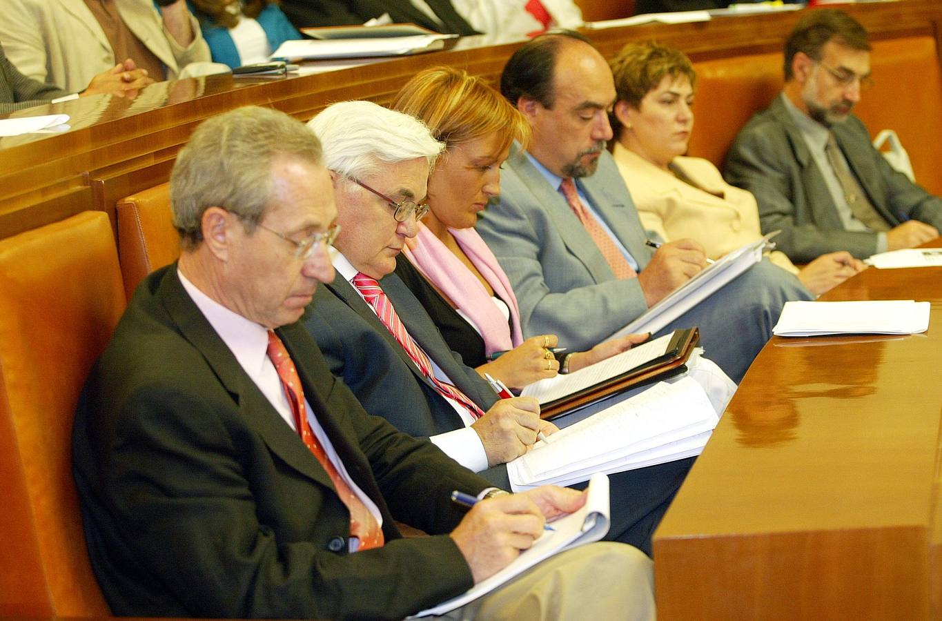 Los socialistas (de i a d) Antonio Losa, Pascual Fernández, Laura Torres y Francisco Ramos toman notas durante el pleno de investidura de Juan Vicente Herrera como candidato a la Presidencia de la Junta de Castilla y León.