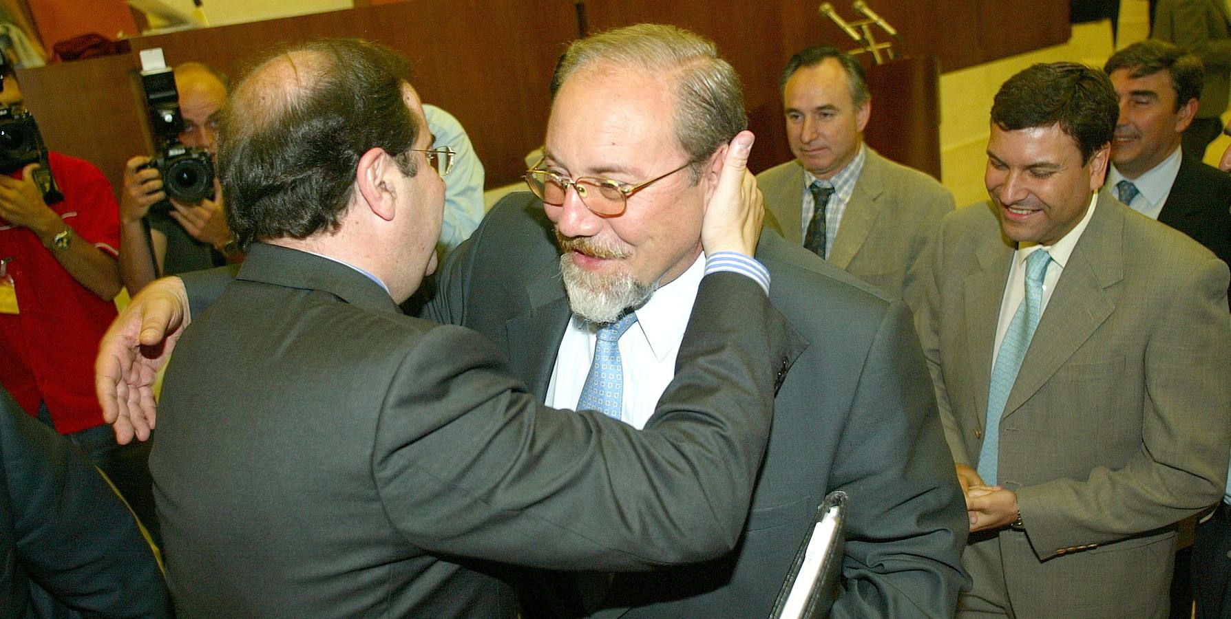 Juan Vicente Herrera (i), candidato del PP a la presidencia de la Junta de Castilla y León, recibe la felicitación de José Valín (d), tras su elección hoy en las Cortes como presidente del gobierno regional.