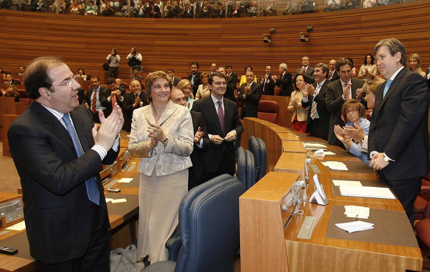 Juan Vicente Herrera, presidente de la Junta, aplaude a José Manuel Fernández Santiago tras ser reelegido presidente de las Cortes durante el inicio de la VII Legislatura autonómica.