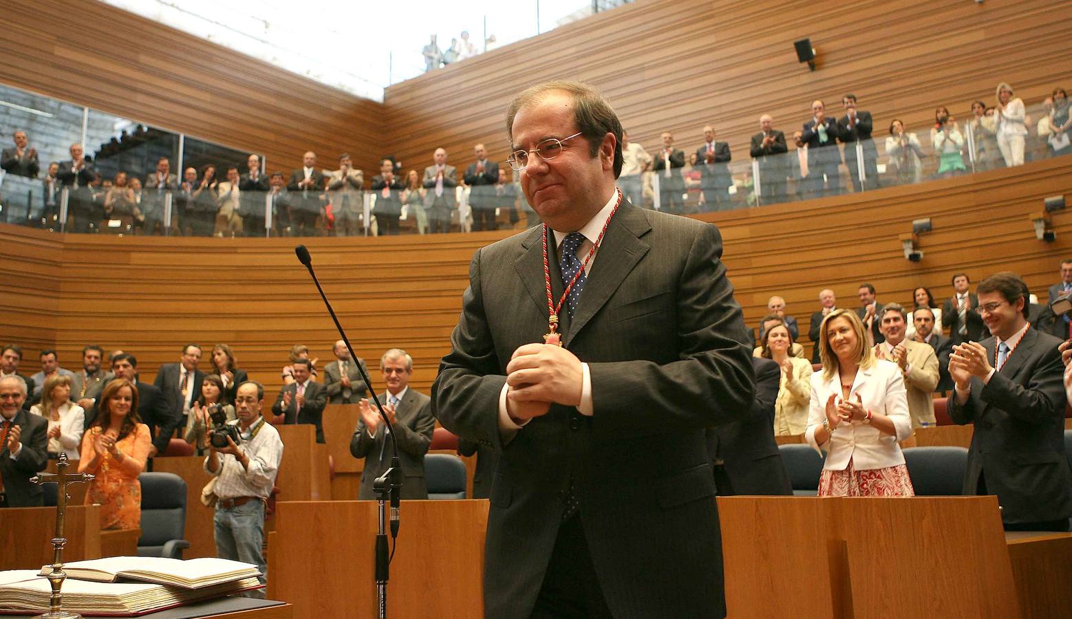 Juan Vicente Herrera recibe un aplauso de los asistentes tras su toma de posesión como presidente de la Junta en el hemiciclo de las nuevas Cortes regionales.