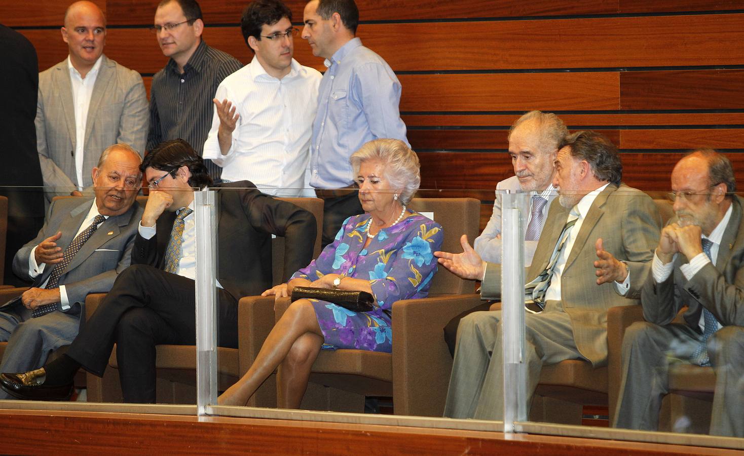 Manuel Estella conversa con el esposo de Josefa García Cirac, Miguel del Fraile. Junto a ellos, la madre, Henar Cirac en la constitución de la VIII Legislatura de las Cortes de Castilla y León.