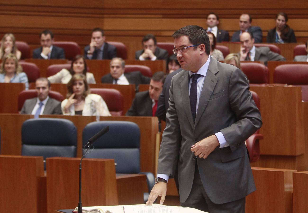 Óscar López promete el cargo como procurador en la constitución de la VIII Legislatura de las Cortes de Castilla y León.