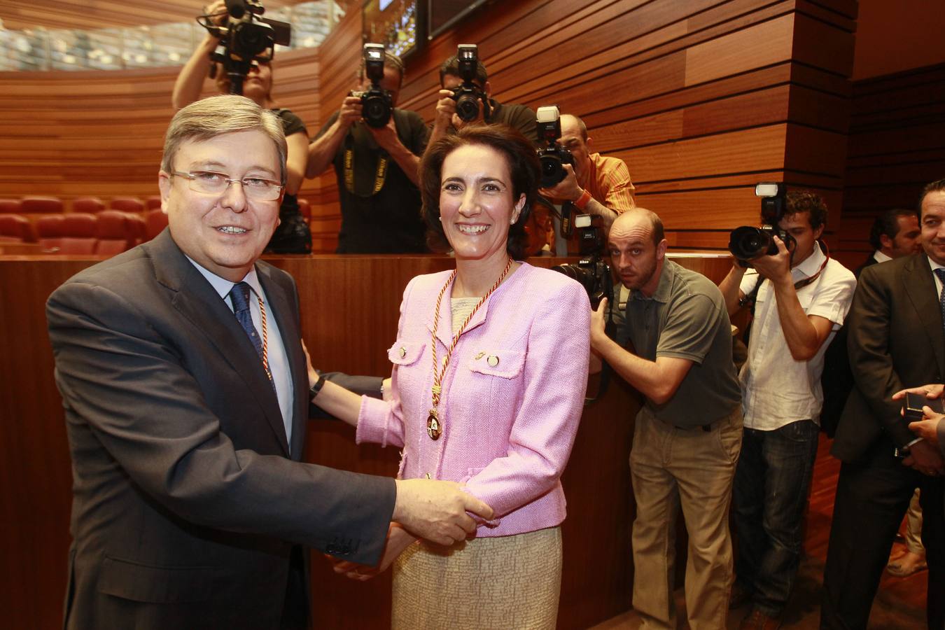 José Manuel Fernández Santiago saluda a Josefa Garcia Cirac, presidenta de las Cortes, en la constitución de la VIII Legislatura de las Cortes de Castilla y León.