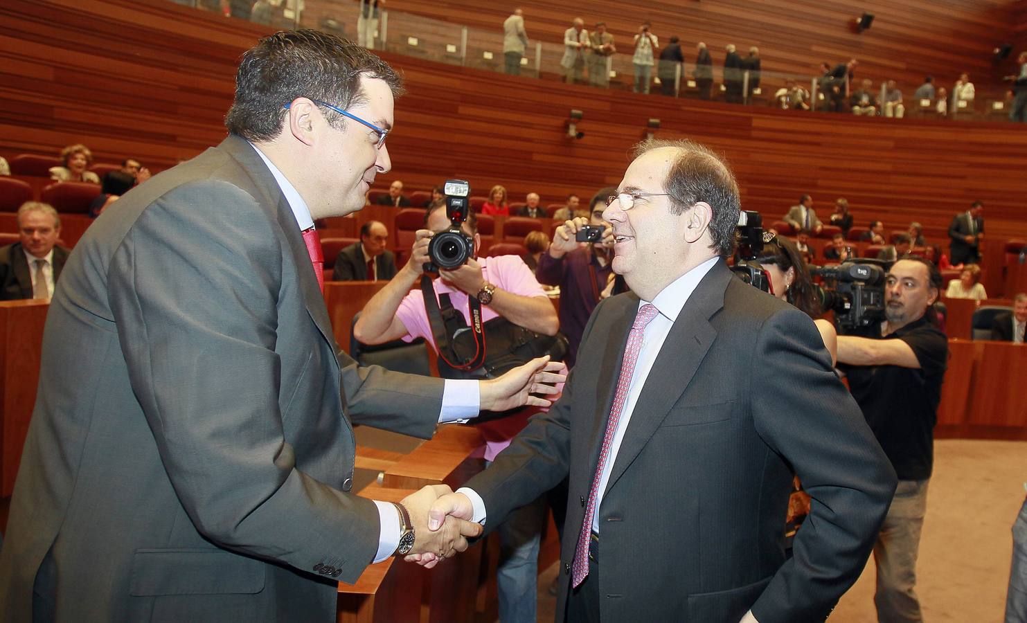 Óscar López y Juan Vicente Herrera se dasn la mano.