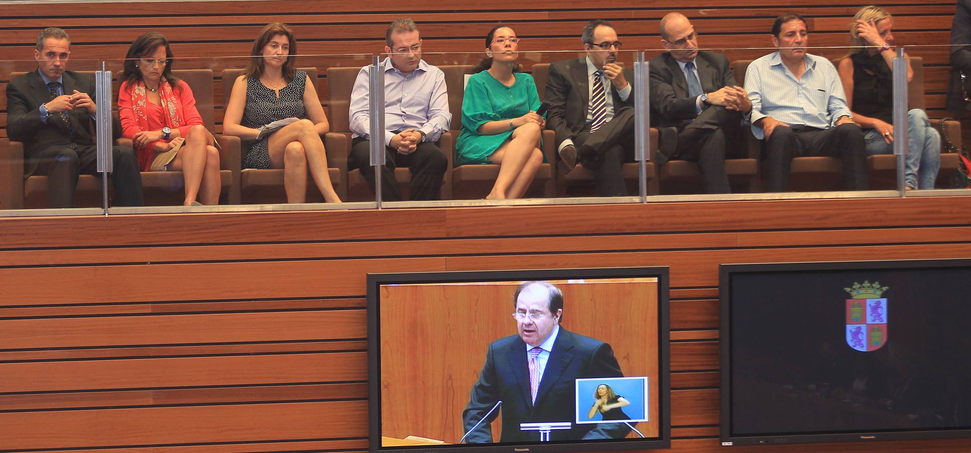 Ángel Losada (director de Comunicación) y las directoras generales María de Diego (Acción Exterior) y Marta López (Análisis y Planificación) y otros miembros del equipo de Presidencia, en el debate de investidura celebrado en las Cortes.