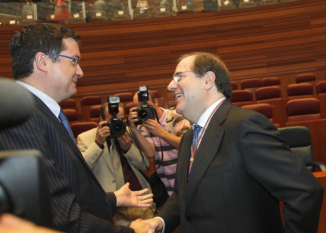 Juan Vicente Herrera recibe las felicitaciones de Oscar López tras tomar posesión como presidente de la Junta de Castilla y León.