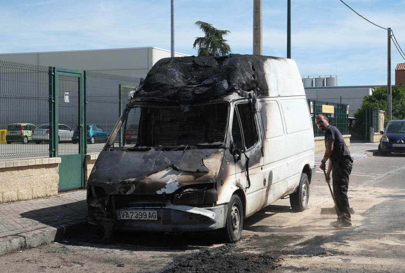 Arde una furgoneta en el polígono de Argales