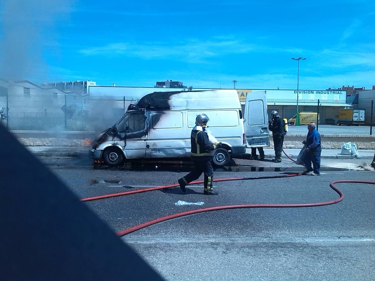 Arde una furgoneta en el polígono de Argales