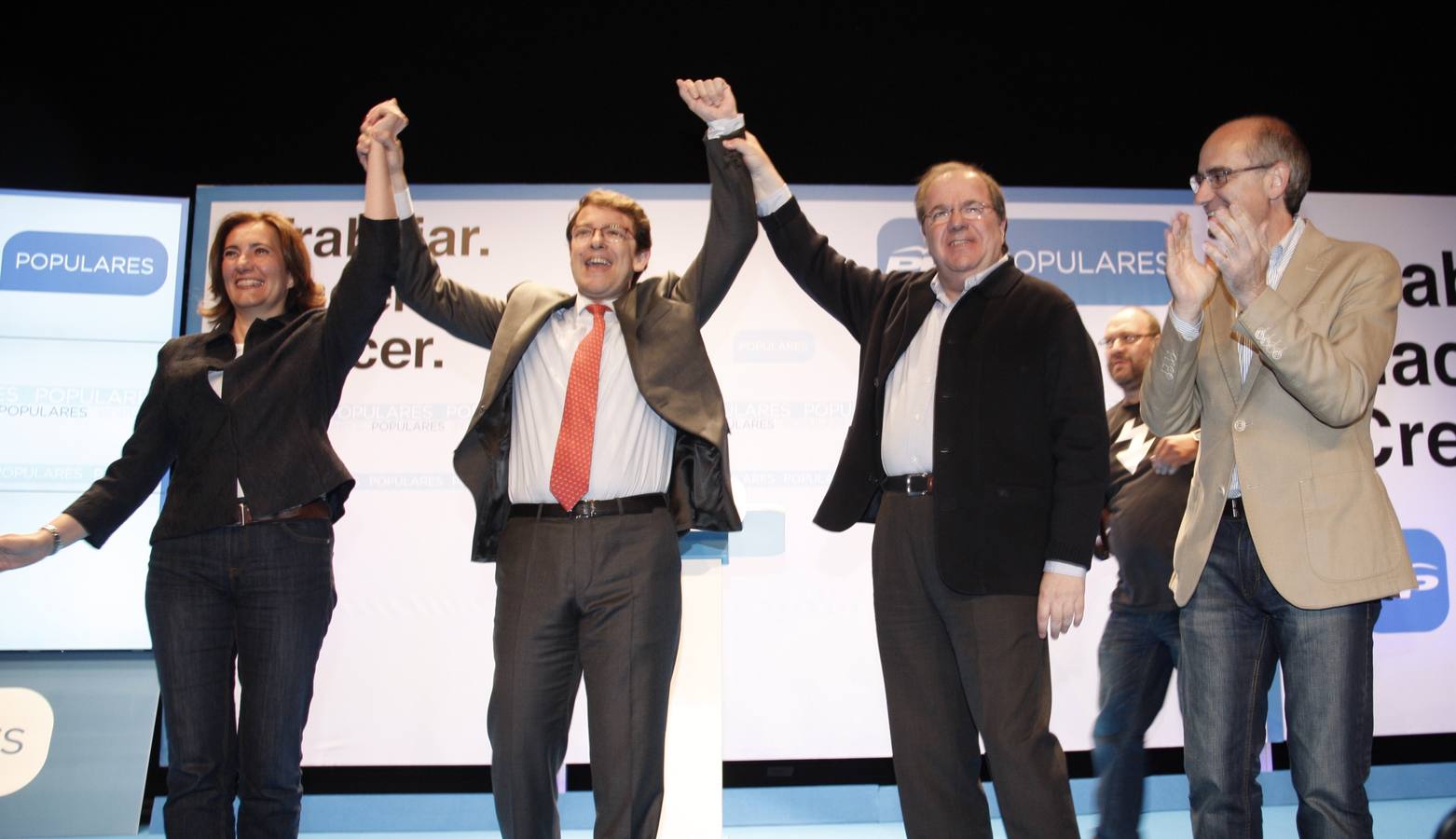 El candidato del PP a la presidencia de la Junta, Juan Vicente Herrera, participa en un acto electoral en Salamanca, junto al candidato a la alcaldía, Alfonso Fernández Mañueco y la candidata a las Cortes, Josefa García Cirac