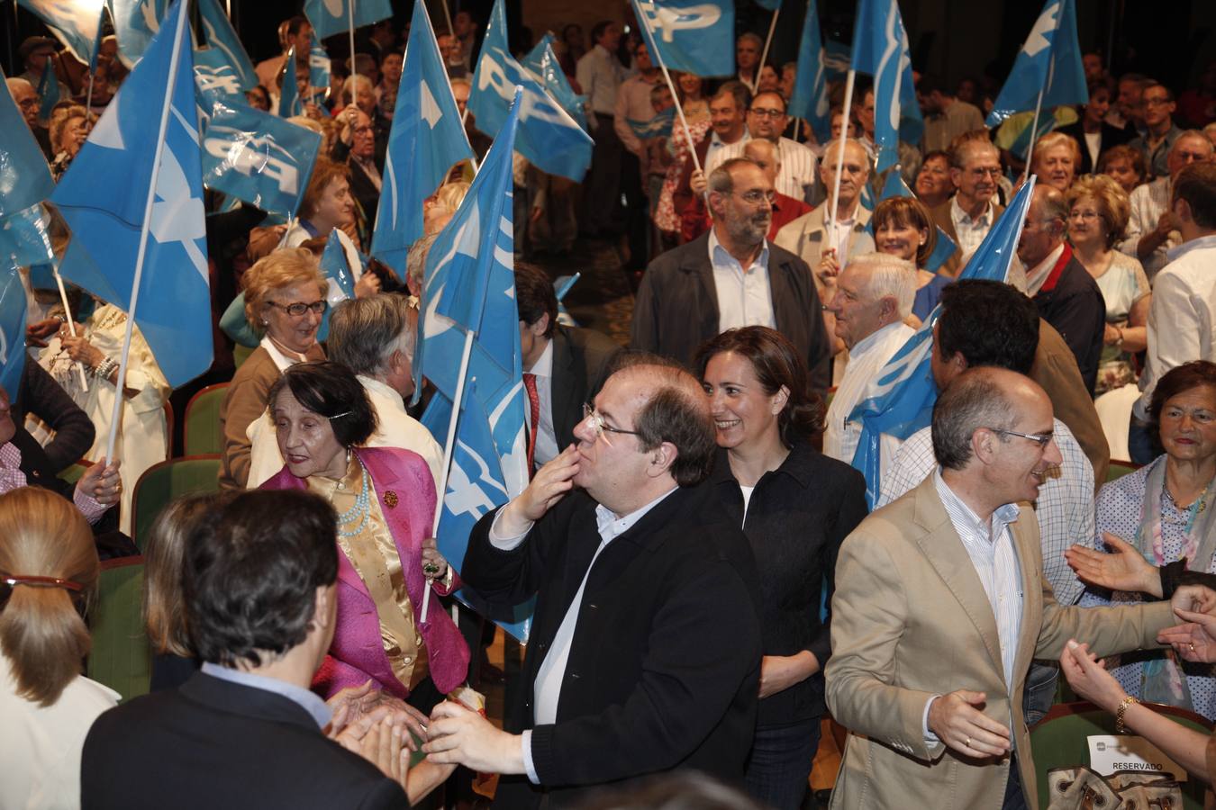 El candidato del PP a la presidencia de la Junta, Juan Vicente Herrera, participa en un acto electoral en Salamanca, junto al candidato a la alcaldía, Alfonso Fernández Mañueco y la candidata a las Cortes, Josefa García Cirac.
