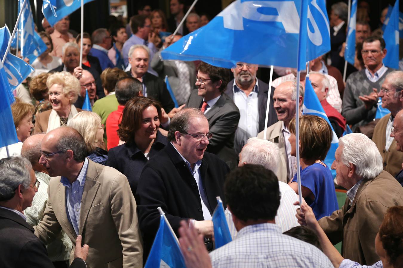 El candidato del PP a la presidencia de la Junta, Juan Vicente Herrera, participa en un acto electoral en Salamanca, junto al candidato a la alcaldía, Alfonso Fernández Mañueco y la candidata a las Cortes, Josefa García Cirac.
