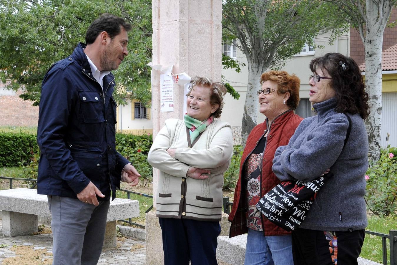 El candidato socialista a la Alcaldía de Valladolid, Óscar Puente, llama al timbre de las casas de Las Flores y esplica su programa en bares y plazas
