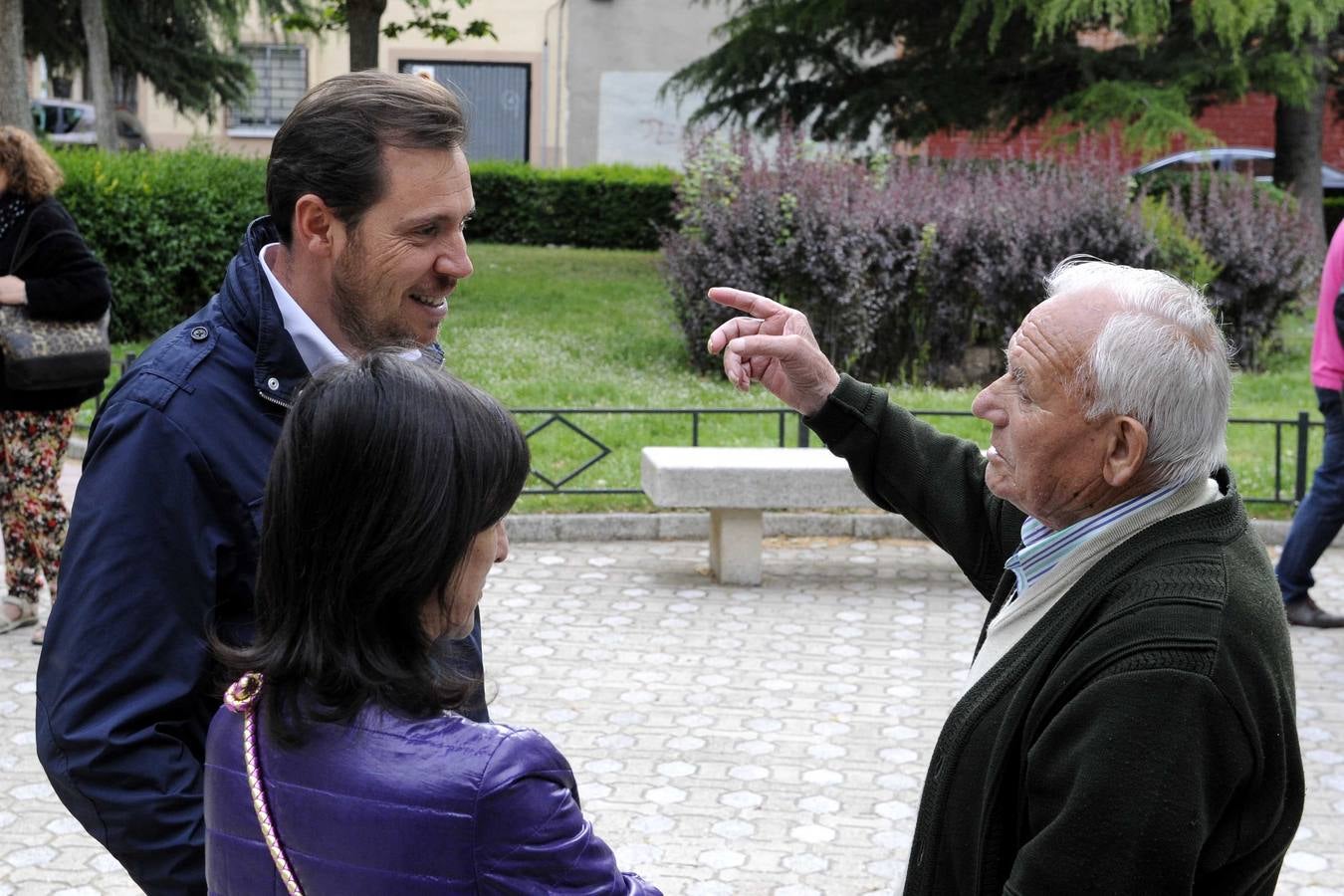 El candidato socialista a la Alcaldía de Valladolid, Óscar Puente, llama al timbre de las casas de Las Flores y esplica su programa en bares y plazas